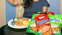 Kiky cukup banyak mengunggah momen kuliner di akun Instagram miliknnya. Salah satunya saat ia menikmati seporsi nasi goreng telur dengan tambahan pilus yang gurih renyah. Foto: Instagram @kikysaputrii