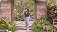 Jalan-jalan ke Lembang, Bandung, Kiky Saputri mampir ke Kampung Leuit. Ia juga berpose sambil meneguk sebotol air putih. Foto: Instagram @kikysaputrii