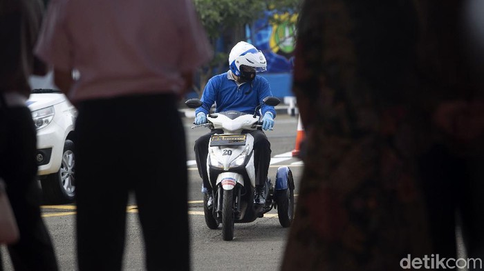 Korps Lalu Lintas (Korlantas) Polri resmi meluncurkan layanan SINAR atau SIM Nasional Presisi, yakni pelayanan SIM secara online. Layanan SINAR itu bisa dinikmati melalui aplikasi Digital Korlantas Polri.