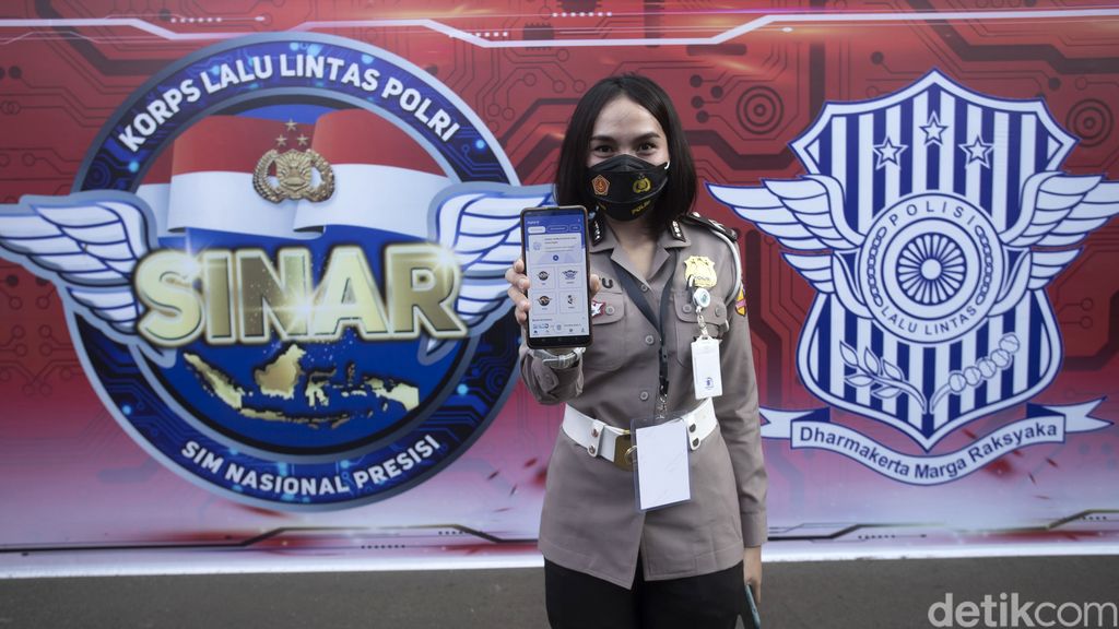 Korps Lalu Lintas (Korlantas) Polri resmi meluncurkan layanan SINAR atau SIM Nasional Presisi, yakni pelayanan SIM secara online. Layanan SINAR itu bisa dinikmati melalui aplikasi Digital Korlantas Polri.