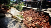 Kepala Bidang Penanggulangan Bencana Kota Depok, Denny Romulo Hutauruk, mengatakan jalan ambles karena tanah tergerus aliran air kali.