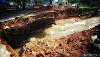 Rencananya, perbaikan dimulai hari ini atau esok setelah bahan material terkumpul. 