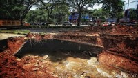 Jalan yang ambles ini tepat berada di depan area parkir Ghawil Cafe.