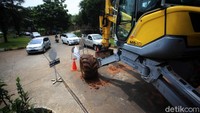 Backhoe spider dikerahkan untuk menangani jalan ambles tersebut.