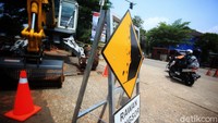 Jalan ini ambles pada Senin (12/4/2021) sekitar pukul 20.30 WIB. Dalam peristiwa ini, ada satu sepeda motor dan dua gerobak yang masuk ke jalan yang ambles. Sepeda motor dan dua gerobak itu sudah dievakuasi.