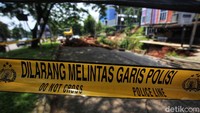Di area jalan yang longsor ini telah dipasang garis polisi agar pengendara tak bisa melintas.