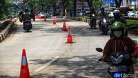 Petugas memberlakukan contraflow di lokasi untuk mengantisipasi kemacetan arus lalu lintas.