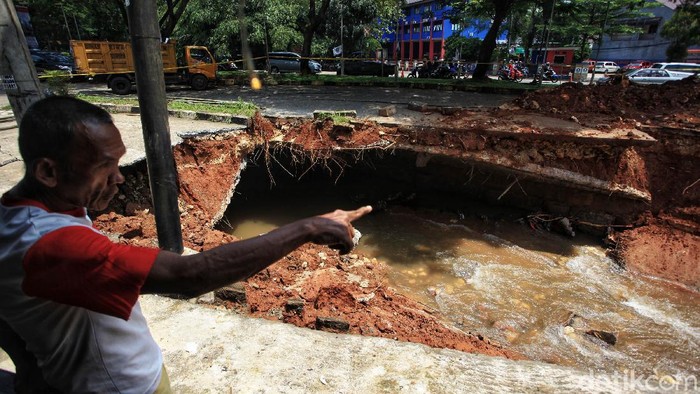 Kondisi Terkini Jalan Boulevard GDC Depok yang Ambles Jalan Boulevard, Grand Depok City (GDC), Depok, ambles pada Senin (12/4) lalu. Saat ini alat berat telah dikerahkan untuk membersihkan puing dan material akibat longsor.