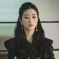 Seo Ye Ji membuat penonton drama Korea It’s Okay to Not Be Okay salah fokus dengan pinggang rampingnya. Terlebih, karakter Ko Moon Young terlihat fashionable dalam setiap kesempatan. Foto: dok tvN