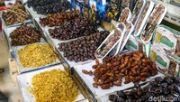 Beliau yang sudah berjualan sejak tahun 1998 tersebut mengaku mengalami penurunan penjualan kurma dibandingkan 2 tahun sebelumnya.