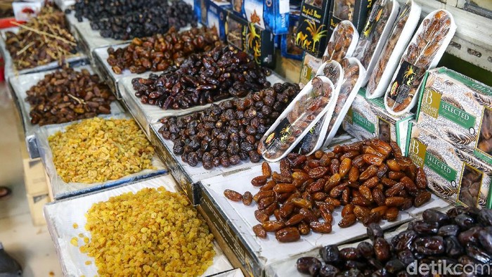 Pasar Tanah Abang, Jakarta, juga memiliki puluhan jenis kurma yang dijual. Bahkan, satu toko per harinya bisa menjual sebanyak 1 ton lho.