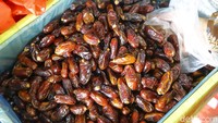 Namun, dalam sehari beliau dapat menjual sebanyak 1 ton kurma.