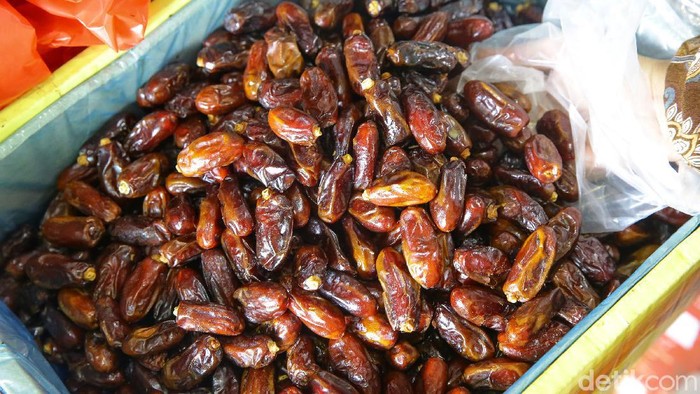 Pasar Tanah Abang, Jakarta, juga memiliki puluhan jenis kurma yang dijual. Bahkan, satu toko per harinya bisa menjual sebanyak 1 ton lho.