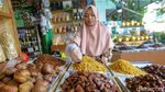 Kurma Pasar Tanah Abang Makin Laris Manis