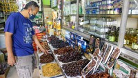 Tidak hanya menjual kurma, Toko Berkah Bersama juga menjual berbagai macam keperluan oleh-oleh haji.