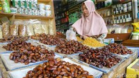 Karnimustikah sang pemilik toko Berkah Bersama, menjual sebanyak 30 macam jenis kurma, Tanah Abang, Jakarta, Rabu (14/4/2021).
