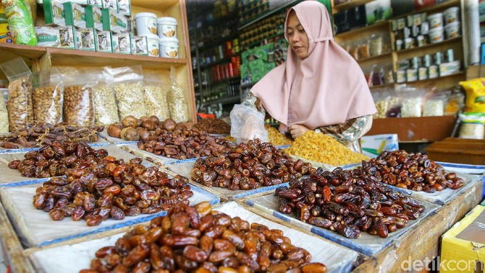 Pasar Tanah Abang, Jakarta, juga memiliki puluhan jenis kurma yang dijual. Bahkan, satu toko per harinya bisa menjual sebanyak 1 ton lho.