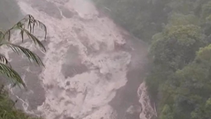Lahar hujan Gunung Merapi menerjang Sungai Boyong pada Rabu (13/4) sore.