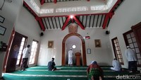 Bangunan masjid unik ini juga berada di kawasan perumahan elite Armada Estate Kota Magelang, Jalan Delima Raya No 42 Magelang. Masjid bernama Al Mahdi ini mayoritas dicat warna merah, sedangkan di bagian genting dicat warna hijau.