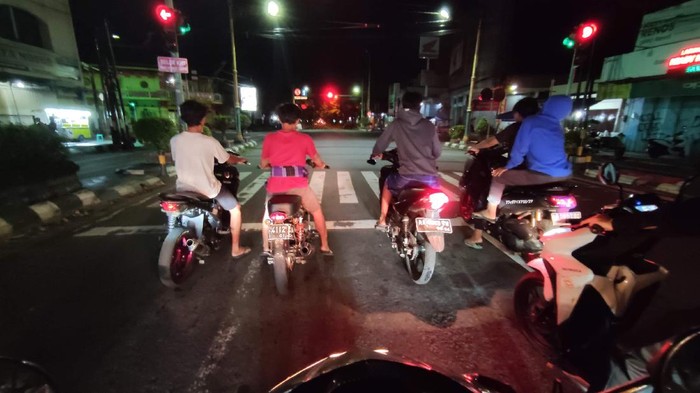 Lima ABG kebut-kebutan di jalan utama Klaten, Selasa (13/4) malam.