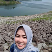 Maryati terlihat mengunggah momen selfie ketika mengunjungi Waduk Jati Luhur di Kabupaten Purwakarta, Provinsi Jawa Barat. Ia memakai hijab segi empat warna abu-abu dan atasan warna biru. Wajahnya terlihat cerah dan glowing.  Foto: dok. Instagram @maryati.tohirr.