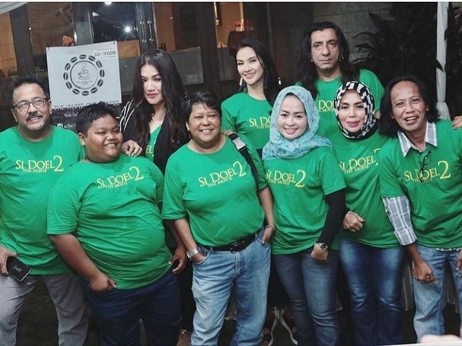 Anak 90-an tentu sudah tak asing dengan sitkom Si Doel Anak Sekolahan yang disutradarai dan dibintangi oleh Rano Karno sebagai Doel. Sinetron ini berkisah mengenai kehidupan Doel dan keluarganya, keluarga Betawi yang tetap mempertahankan nilai-nilai tradisional meskipun hidup di tengah-tengah arus perkotaan dan modernisasi. Selain Rano Karno sebagai pemeran utama, sinetron ini juga dibintangi oleh Maudy Koesnaedi, Cornelia Agatha, Benyamin Sueb, Aminah Cendrakasih, Mandra, Suti Karno dan Basuki. Serta tak ketinggalan Maryati Tohir yang berperan sebagai Munaroh. Foto: dok. Instagram @maryati.tohirr.