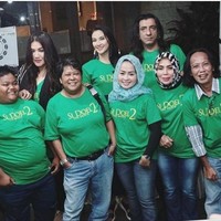 Anak 90-an tentu sudah tak asing dengan sitkom Si Doel Anak Sekolahan yang disutradarai dan dibintangi oleh Rano Karno sebagai Doel. Sinetron ini berkisah mengenai kehidupan Doel dan keluarganya, keluarga Betawi yang tetap mempertahankan nilai-nilai tradisional meskipun hidup di tengah-tengah arus perkotaan dan modernisasi. Selain Rano Karno sebagai pemeran utama, sinetron ini juga dibintangi oleh Maudy Koesnaedi, Cornelia Agatha, Benyamin Sueb, Aminah Cendrakasih, Mandra, Suti Karno dan Basuki. Serta tak ketinggalan Maryati Tohir yang berperan sebagai Munaroh. Foto: dok. Instagram @maryati.tohirr.