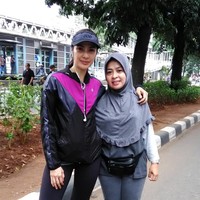 Maudy dan Maryati juga mengabadikan momen ketika berolahraga bersama. Maryati memakai hijab bergo instan warna abu-abu yang menutupi bagian dada dan pakaian olahraga wara abu-abu. Foto: dok. Instagram @maryati.tohirr.