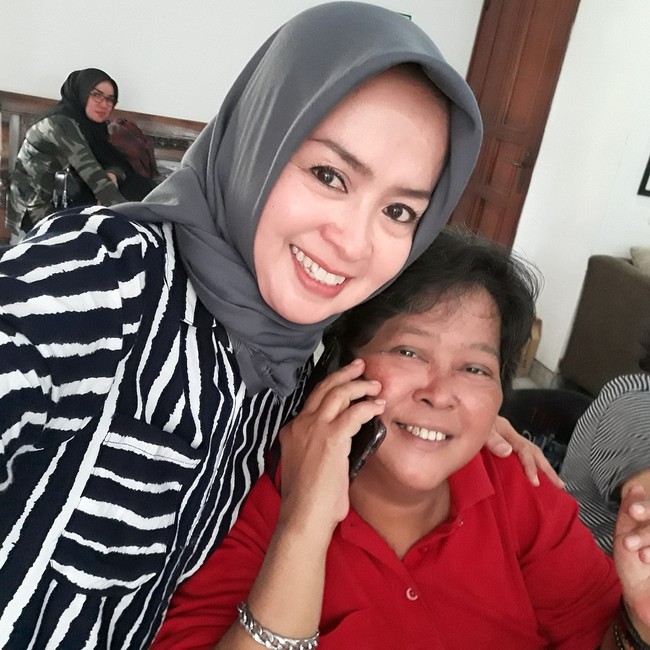 Berpose dengan tokoh Zaitun atau Atun, Maryati tampak sumringah dan terlihat berbeda dari Munaroh zaman dulu. Ia kini lebih berisi dan juga wajahnya lebih cerah. Foto: dok. Instagram @maryati.tohirr.