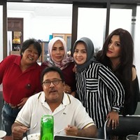 Meskipun sudah jarang bertemu, seluruh keluarga sinetron Si Doel Anak Sekolahan kerap nostalgia dan silaturahmi bersama. Foto: dok. Instagram @maryati.tohirr.