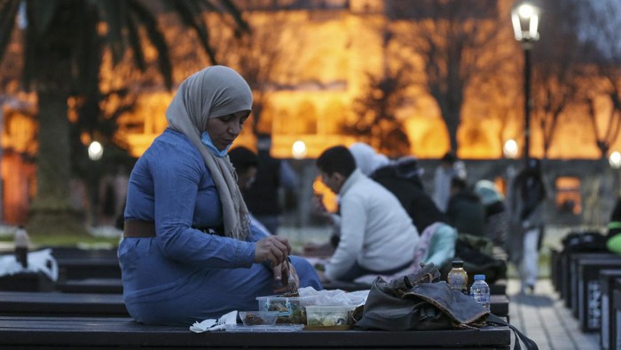 Bye-bye COVID-19! Turki Cabut Aturan Pakai Masker di Luar Ruangan