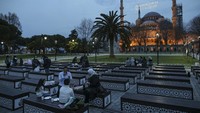 Dalam bahasa Turki, Hagia Sophia disebut Ayasofya, sedangkan dalam bahasa latin adalah Sancta Sophia. Nama Hagia Sophiamemiliki arti kebijaksanaan. Sesuai peruntukan bangunan tersebut sebagai rumah ibadah. (AP/Emrah Gurel)