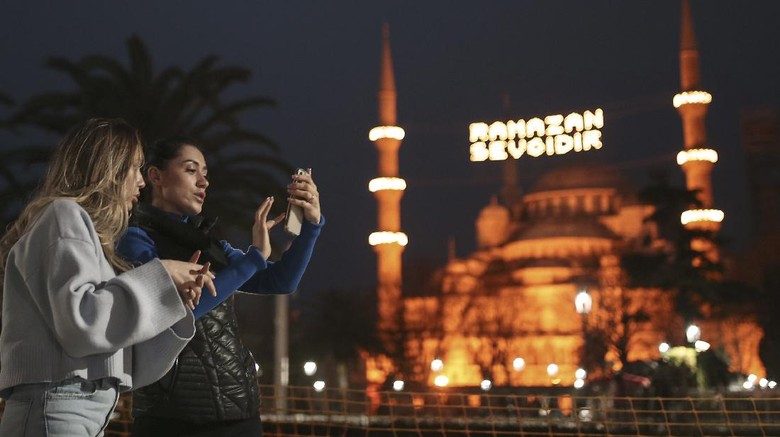 Masjid Biru Hingga Hagia Sophia Jadi Spot Ngabuburit Favorit di Turki A street vendor waits for clients near the iconic Haghia Sophia, in the historic Sultan Ahmed district of Istanbul Tuesday, April 13, 2021. As Muslims around the world began marking Ramadan Tuesday, in mostly-Muslim Turkey, the month of fasting kicked off with some restrictions amid record levels of COVID-19 infections.(AP Photo/Emrah Gurel)