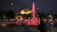 Tak hanya Masjid Biru, Masjid Haghia Sophia juga menyala selama bulan Ramadhan.  