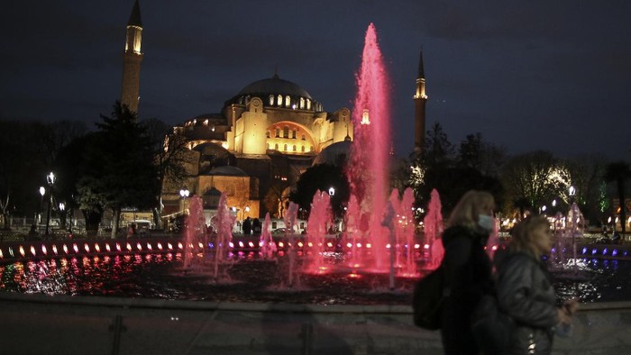 A street vendor waits for clients near the iconic Haghia Sophia, in the historic Sultan Ahmed district of Istanbul Tuesday, April 13, 2021. As Muslims around the world began marking Ramadan Tuesday, in mostly-Muslim Turkey, the month of fasting kicked off with some restrictions amid record levels of COVID-19 infections.(AP Photo/Emrah Gurel)
