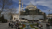 Berwisata di kawasan Sultan Ahmed yang bersejarah di Istanbul menjadi favorit warga dan wisatawan untuk menunggu waktu berbuka puasa.  