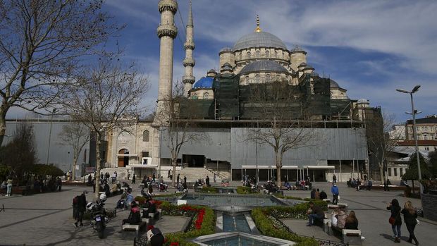 A street vendor waits for clients near the iconic Haghia Sophia, in the historic Sultan Ahmed district of Istanbul Tuesday, April 13, 2021. As Muslims around the world began marking Ramadan Tuesday, in mostly-Muslim Turkey, the month of fasting kicked off with some restrictions amid record levels of COVID-19 infections.(AP Photo/Emrah Gurel)
