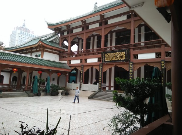 Masjid ini dibangun tahun 1677 M pada masa Dinasti Qing, dinasti terakhir yang berkuasa di China. Dinamakan Masjid Imperial atau Huangcheng, karena dulunya wilayah ini masuk dalam wilayah pusat kerajaan. Masjid ini sempat hancur karena perang di tahun 1917 M dan dibangun kembali pada tahun itu juga. Masjid ini dibangun tahun 1677 M pada masa Dinasti Qing, dinasti terakhir yang berkuasa di China. Dinamakan Masjid Imperial atau Huangcheng, karena dulunya wilayah ini masuk dalam wilayah pusat kerajaan. Masjid ini sempat hancur karena perang di tahun 1917 M dan dibangun kembali pada tahun itu juga.