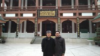 Berfoto dengan imam masjid Chengdu. Ruang salat utama di masjid ini terdiri dari dua lantai untuk jamaah pria dan wanita. Kapasitas masjid ini sekitar 300 jemaah. 