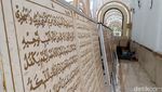 Melihat Mushaf Alquran dari Marmer di Masjid Al Muhtaram Kajen