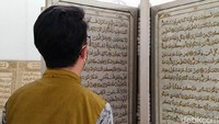 Pengunjung melihat-lihat Alquran yang terbuat dari marmer di Masjid Al Muhtaram Kajen.