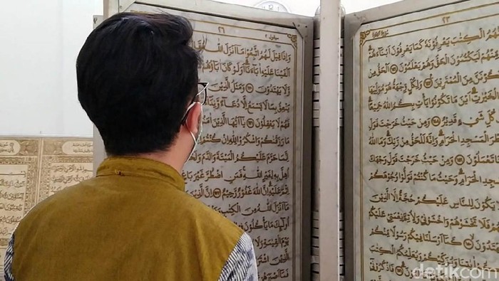 Alquran yang tersimpan di Masjid Al Muhtaram Kajen, Pekalongan, ini berbeda dari umumnya. Lembaran halamannya terbuat dari marmer dengan lebar 60 cm, tinggi 90 cm, dan tebal 2 cm.