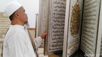 Lembaran-lembaran Alquran yang terbuat dari marmer itu disimpan di salah satu ruangan di Masjid Al Muhtaram Kajen, Pekalongan, Jawa Tengah.