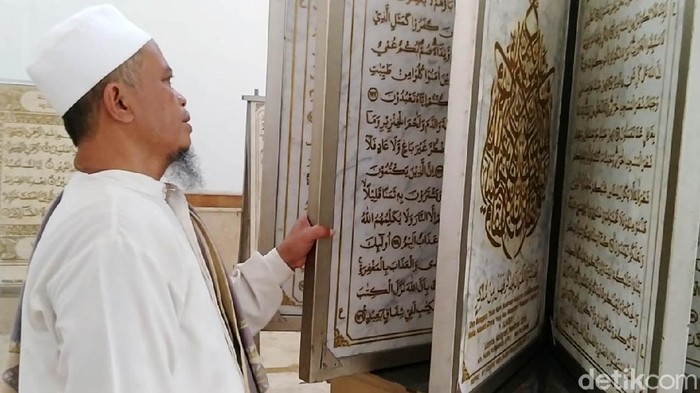 Melihat Mushaf Alquran dari Marmer di Masjid Al Muhtaram Kajen Alquran yang tersimpan di Masjid Al Muhtaram Kajen, Pekalongan, ini berbeda dari umumnya. Lembaran halamannya terbuat dari marmer dengan lebar 60 cm, tinggi 90 cm, dan tebal 2 cm.