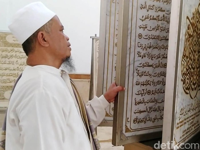 Alquran yang tersimpan di Masjid Al Muhtaram Kajen, Pekalongan, ini berbeda dari umumnya. Lembaran halamannya terbuat dari marmer dengan lebar 60 cm, tinggi 90 cm, dan tebal 2 cm.
