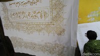 Para pekerja disini sudah menyelesaikan lebih dari 100 batik Alquran.