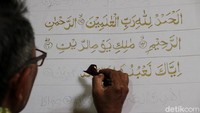 Dalam kurun waktu dua hari perajin mampu menyelesaikan satu lembar kain bermotif kaligrafi Alquran.