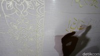 Proses kaligrafi dilakukan dengan sangat teliti.