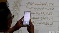 Perajin membuat batik Quran atau batik motif  Kaligrafi di kampung Batik Laweyan, Solo, Jawa Tengah, Rabu (14/4). 