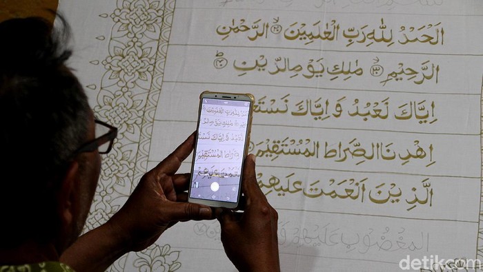 Kampung Batik Laweyan, Solo, Jawa Tengah, memproduksi batik Alquran atau batik motif kaligrafi. Penasaran?